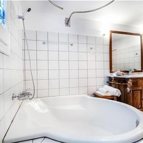 3 bedroom villa with pool & sea & mountain views, Episkepsi, sleeps 7